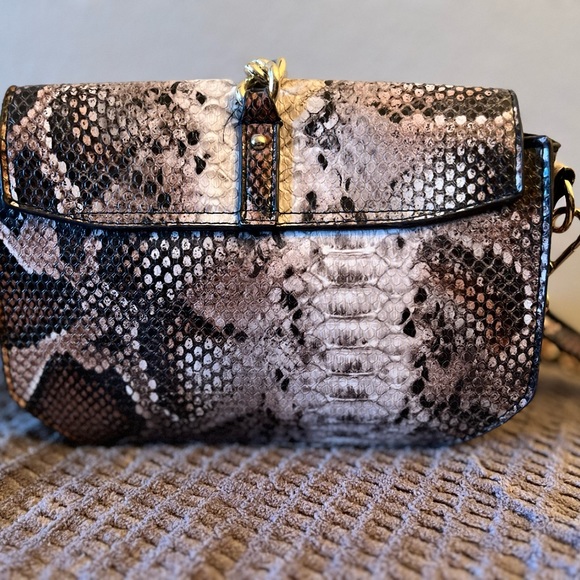 Justfab crossbody bag, snakeskin pattern, white/gray/black-ish color,small size - Picture 5 of 8